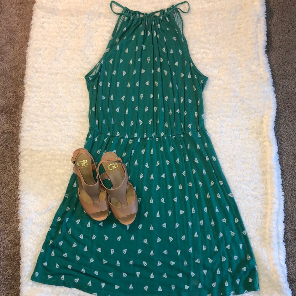 Adorable green dress!